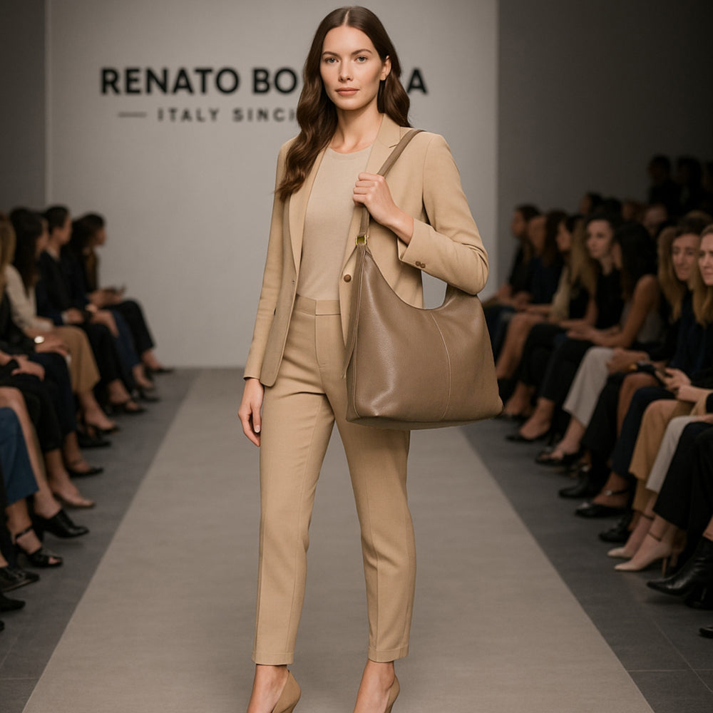 RB1017AQ | Borsa Donna a spalla Morbida in Vera Pelle Made in Italy con manico singolo e tracolla removibile. Attacchi con moschettoni in metallo Oro Lucido - Colore Taupe - Dimensioni: cm 36 x 40 x 13