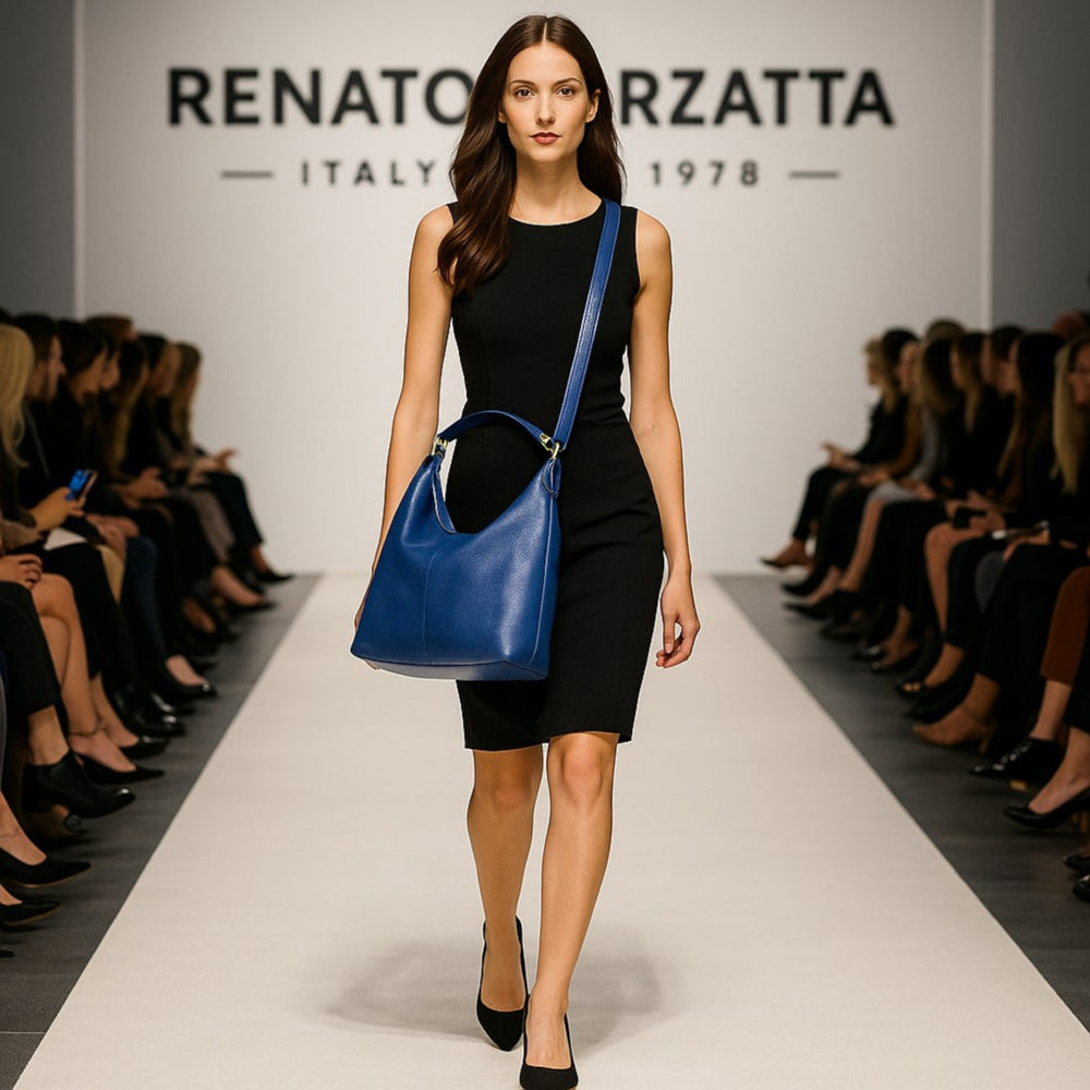 RB1017D | Borsa Donna a spalla Morbida in Vera Pelle Made in Italy con manico singolo e tracolla removibile. Attacchi con moschettoni in metallo Oro Lucido - Colore Blu - Dimensioni: cm 36 x 40 x 13