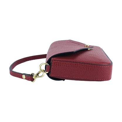 RB1023V | Borsa piccola a Spalla con Tracolla a catena removibile in Vera Pelle Made in Italy. Pattina di Chiusura. Accessori in metallo Oro Lucido - Colore Rosso - Dimensioni: cm 22 x 12 x 3