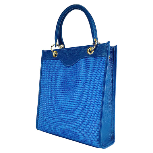 RB1026CH | Vertical women's handbag in genuine leather and straw Made in Italy. Removable and adjustable leather shoulder strap. Polished Gold Accessories - Royal Blue Color - Dimensions: 24 x 29 x 9 cm