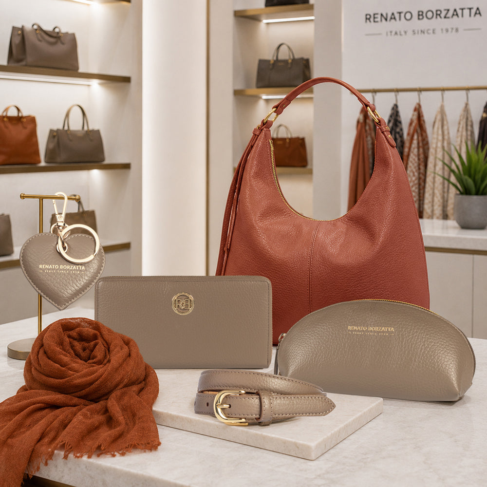 RB1082GAQ | Portachiavi Heart Charm Made in Italy in Vera Pelle grana Dollaro. Colore Taupe