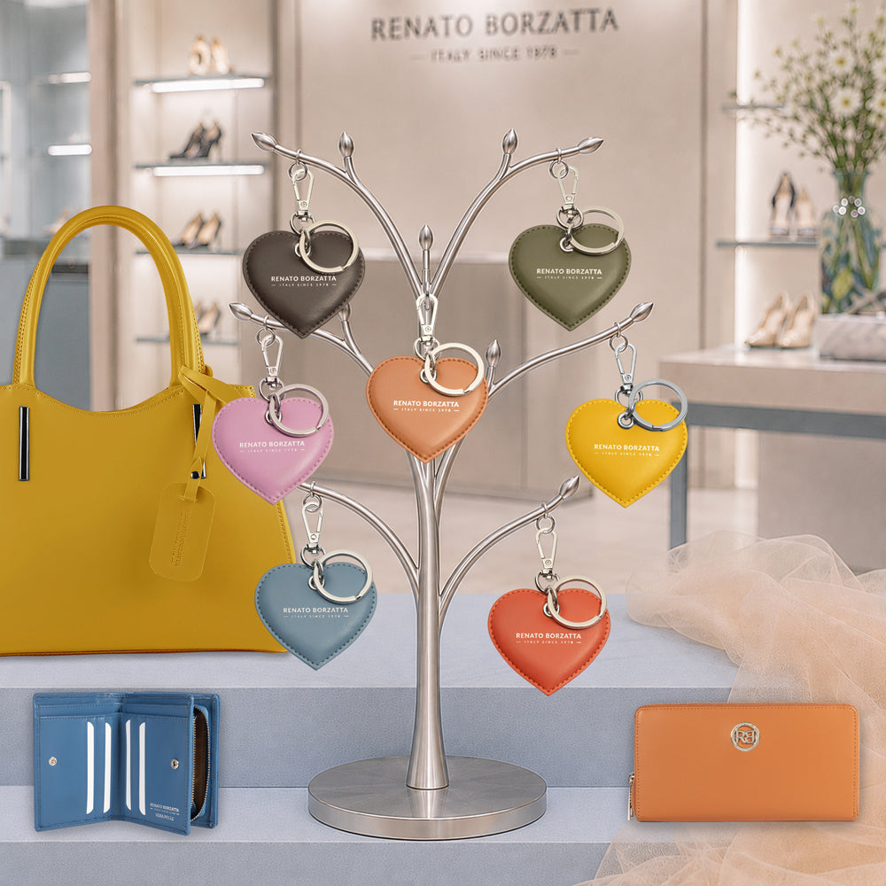 RB1082SS | Portachiavi Heart Charm Made in Italy in in Vera Pelle Liscia Opaca. Colore Cognac