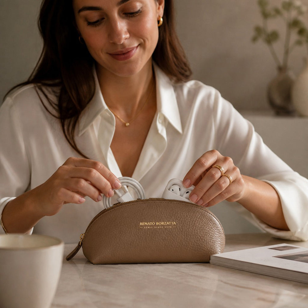 RB1088AQ | Astuccio/Pochette a Mezzaluna Made in Italy in Vera Pelle grana Dollaro. Colore Taupe