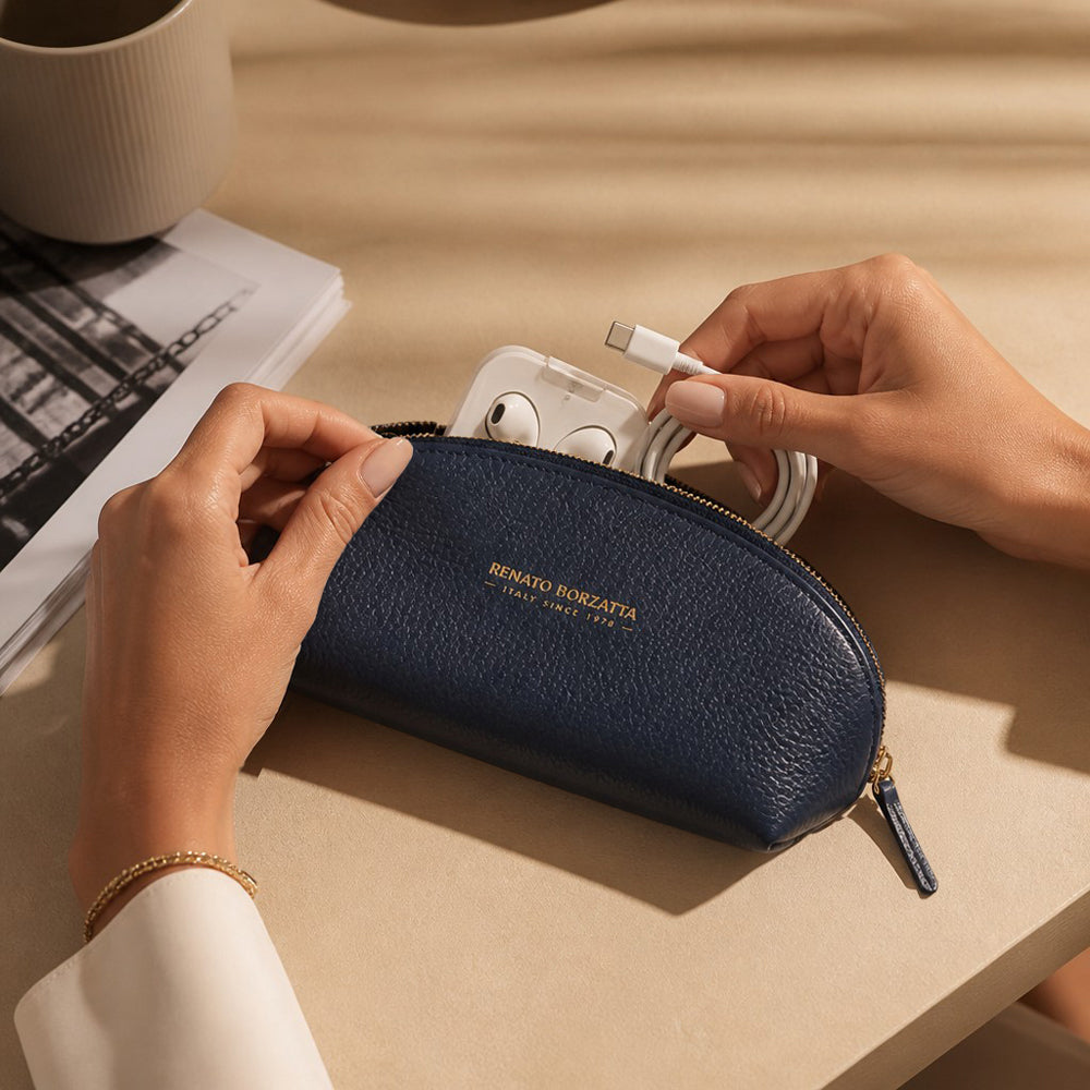RB1088D | Astuccio/Pochette a Mezzaluna Made in Italy in Vera Pelle grana Dollaro. Colore Blu