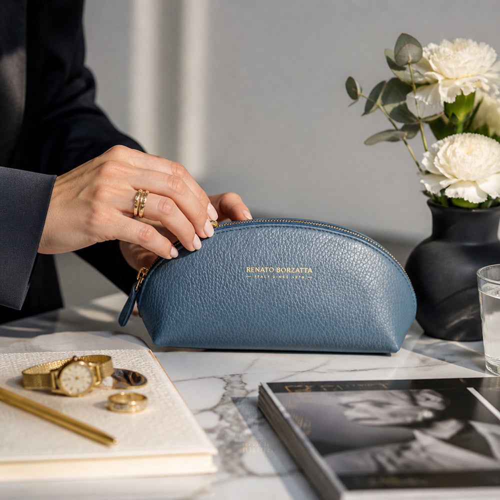 RB1088P | Astuccio/Pochette a Mezzaluna Made in Italy in Vera Pelle grana Dollaro. Colore Avio