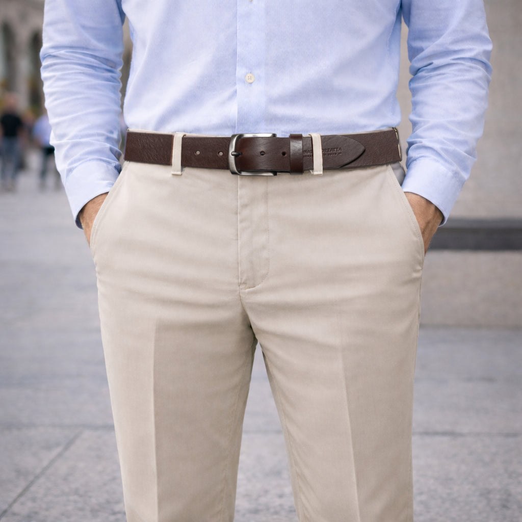 RB4027B | Cintura Uomo Made in Italy in Vero Cuoio Conciato al Vegetale. Fibbia in finitura Canna di Fucile Satinato. Colore Testa Moro. Dimensioni: cm 125 x 4,0 x 0,5 (giro vita cm 110)