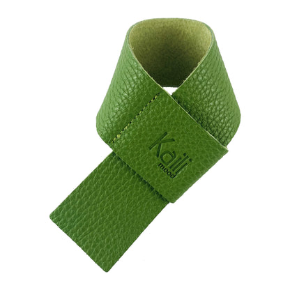 K0010EB | Salvagoccia per Bottiglia Made in Italy in Vera Pelle pieno fiore, grana dollaro - Colore Verde. Dimensioni: cm 27 x 4 x 0,5.  Confezione: Gift Box rigido fondo/coperchio