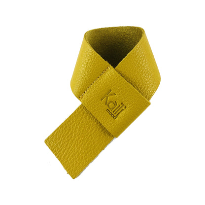 K0010RB | Salvagoccia per Bottiglia Made in Italy in Vera Pelle pieno fiore, grana dollaro - Colore Giallo. Dimensioni: cm 27 x 4 x 0,5.  Confezione: Gift Box rigido fondo/coperchio