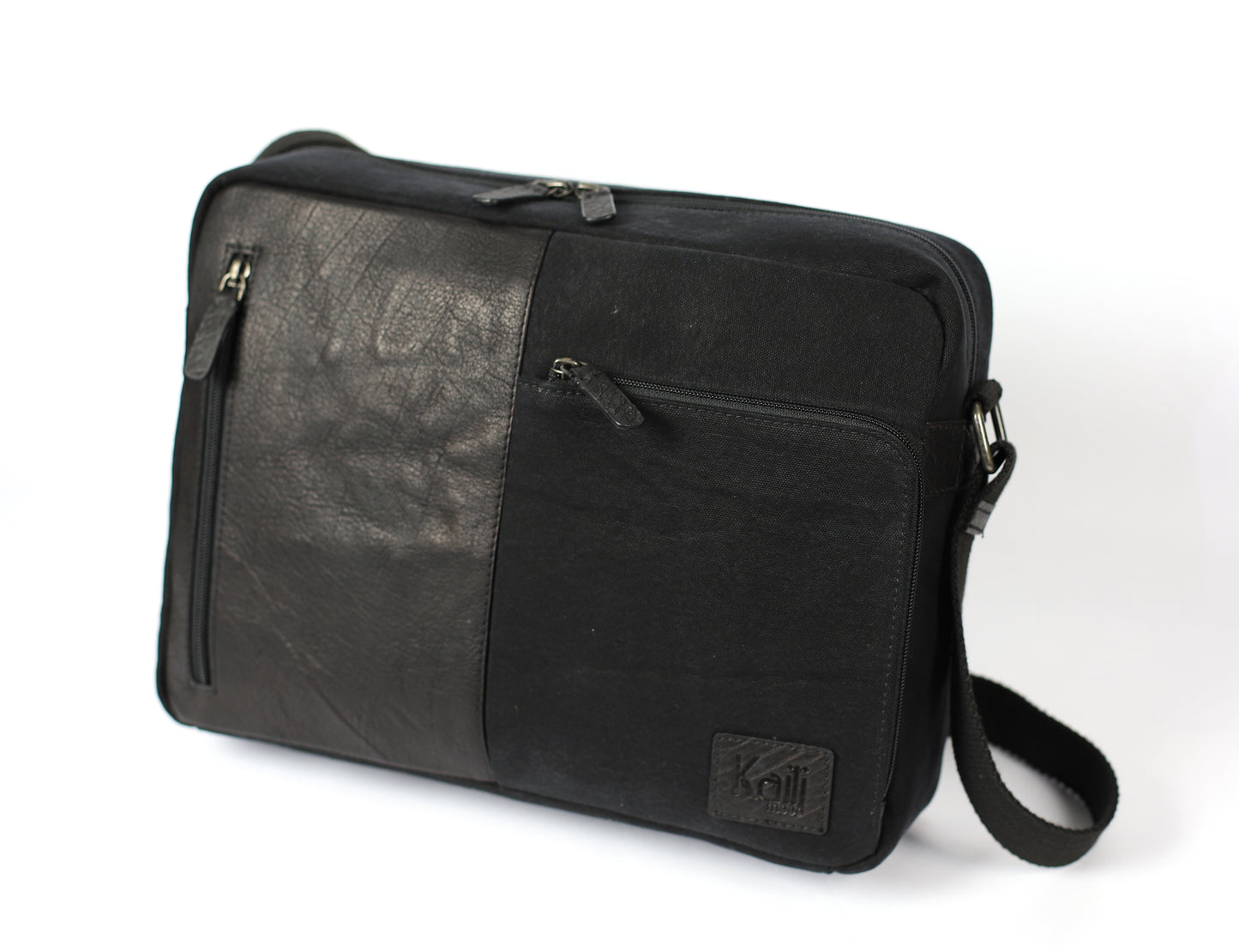 K0022AB | Messenger in Canvas/Vera Pelle, pieno fiore, volanata - Colore Nero. Accessori Nickel Anticato, Chiusura superiore con lampo. Dimensioni: cm 35 x 26 x 10. Confezione: Sacchetto Tnt