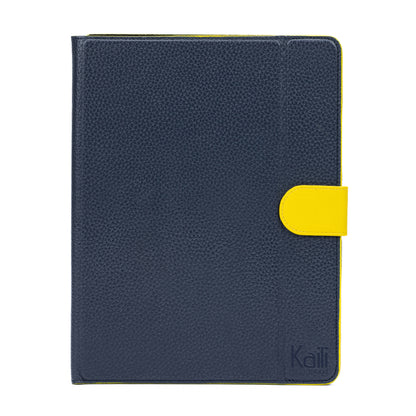 K0033DB | Custodia per Tablet Vera Pelle, pieno fiore, grana dollaro. Col.Blu con bordi Gialli. Chiusura con linguetta in contrasto. Dimensioni: cm 19,5 x 25,2 x 1. Confezione: Sacchetto Tnt