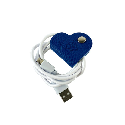 K0039DB | Heart cable winder Made in Italy in genuine full grain leather, dollar grain - Blue color - Dimensions: 5 x 8 x 0.5 cm - Packaging: Rigid bottom/lid gift box