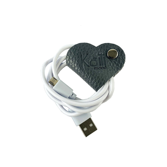 K0039FB | Heart cable winder Made in Italy in genuine full grain leather, dollar grain - Gray color - Dimensions: 5 x 8 x 0.5 cm - Packaging: Rigid bottom/lid gift box