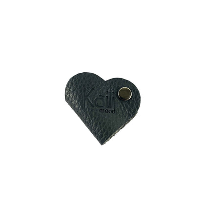 K0039FB | Heart cable winder Made in Italy in genuine full grain leather, dollar grain - Gray color - Dimensions: 5 x 8 x 0.5 cm - Packaging: Rigid bottom/lid gift box