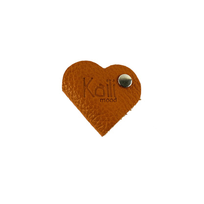 K0039LB | Heart cable winder Made in Italy in genuine full grain leather, dollar grain - Orange color - Dimensions: 5 x 8 x 0.5 cm - Packaging: Rigid bottom/lid gift box