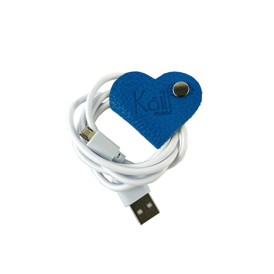 K0039OB | Heart cable winder Made in Italy in genuine full grain leather, dollar grain - Color light blue - Dimensions: 5 x 8 x 0.5 cm - Packaging: Rigid bottom/lid gift box