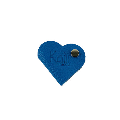 K0039OB | Heart cable winder Made in Italy in genuine full grain leather, dollar grain - Color light blue - Dimensions: 5 x 8 x 0.5 cm - Packaging: Rigid bottom/lid gift box